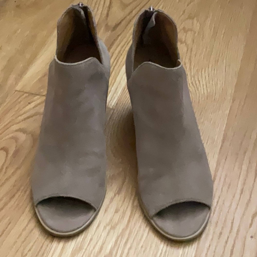Susina Corina, Nude Leather PeepToe Booties w/ a zip up back closure & a 3” heel